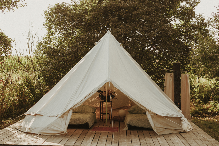 Glamping Obiekt Lato- wygodne namioty to alternatywny nocleg dla gości weselnych.