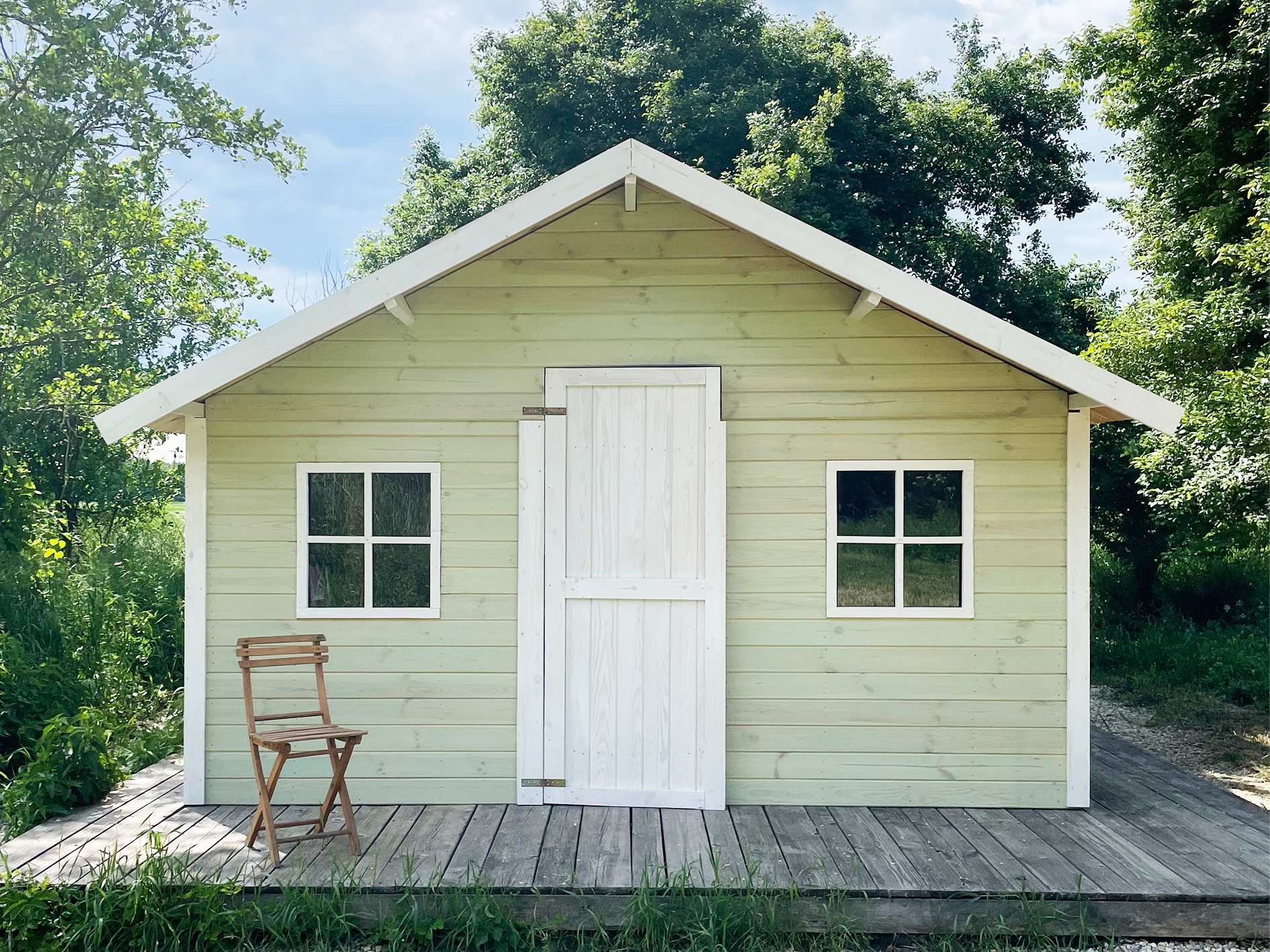 Dla naszych gości mamy cztery czteroosobowe drewniane domki z prysznicami pod gwiazdami.
